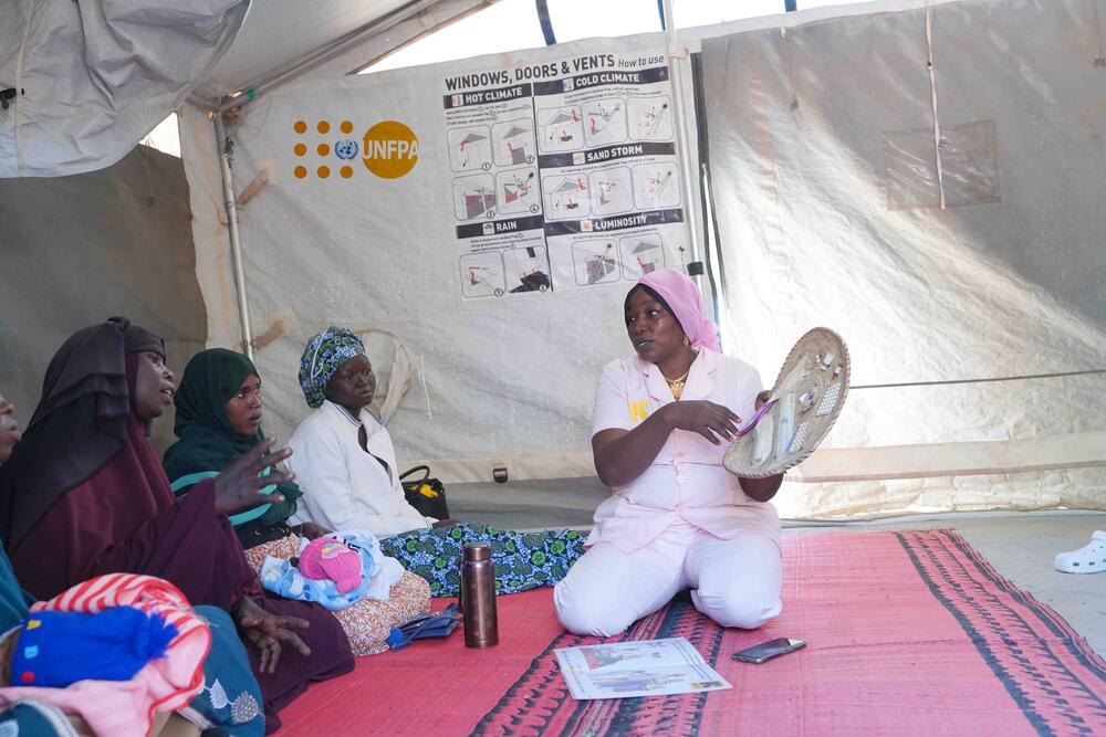 La sage-femme humanitaire sensibilisant les femmes dans un espace sûr mise en place par UNFPA au camp d’Adré. Photo : UNFPA Tchad