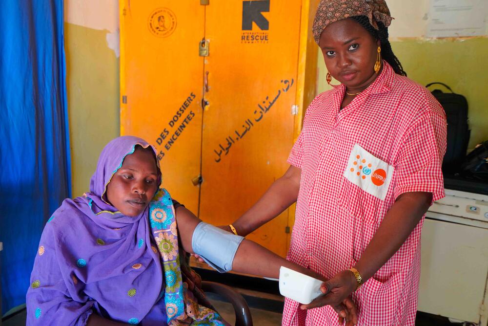 Madame Souad, refugiée soudanaise vivant au camp de Farchana à l'Est du Tchad consultée par la sage femme de UNFPA