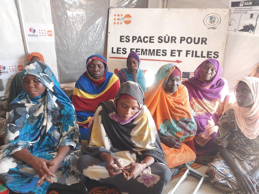 Un groupe des femmes prenant part aux activités de sensibilisation dans un espace sur mis en place par l'UNFPA dans le camp de Farchana.