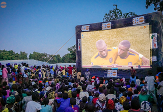 Projection de la coupe du monde de football sur écran géant