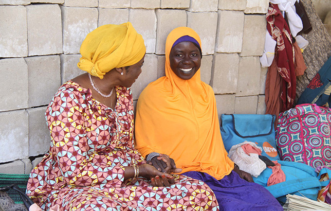 Halima, aujourd'hui âgée de 19 ans, est une parajuriste qui aide les femmes et les filles. © UNFPA Tchad / Théodore Somda