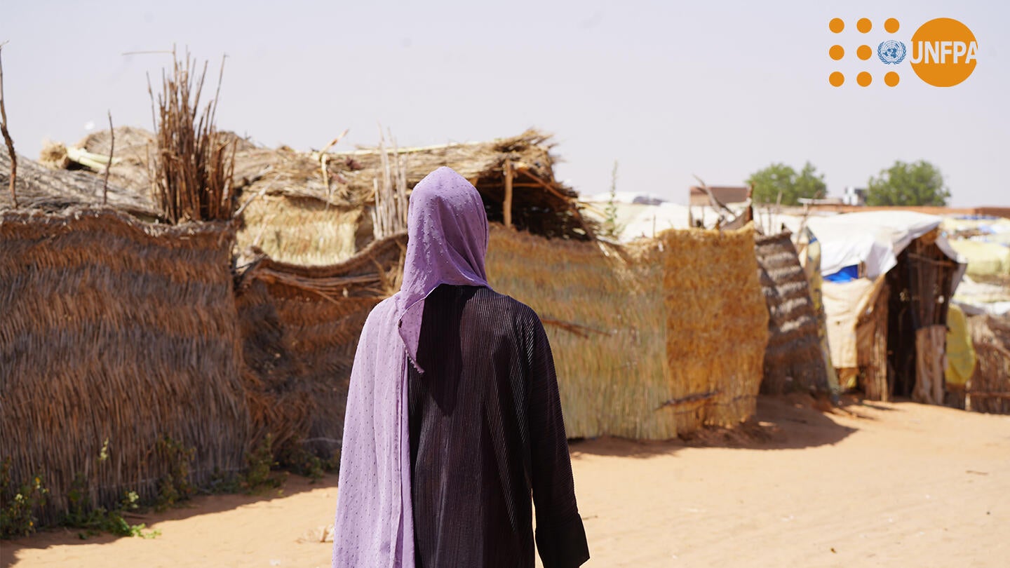 Rescapée de la crise soudanaise, avec l’appui de l’UNFPA, Ama encourage ses sœurs à regagner confiance en la vie et garder le sourire!   