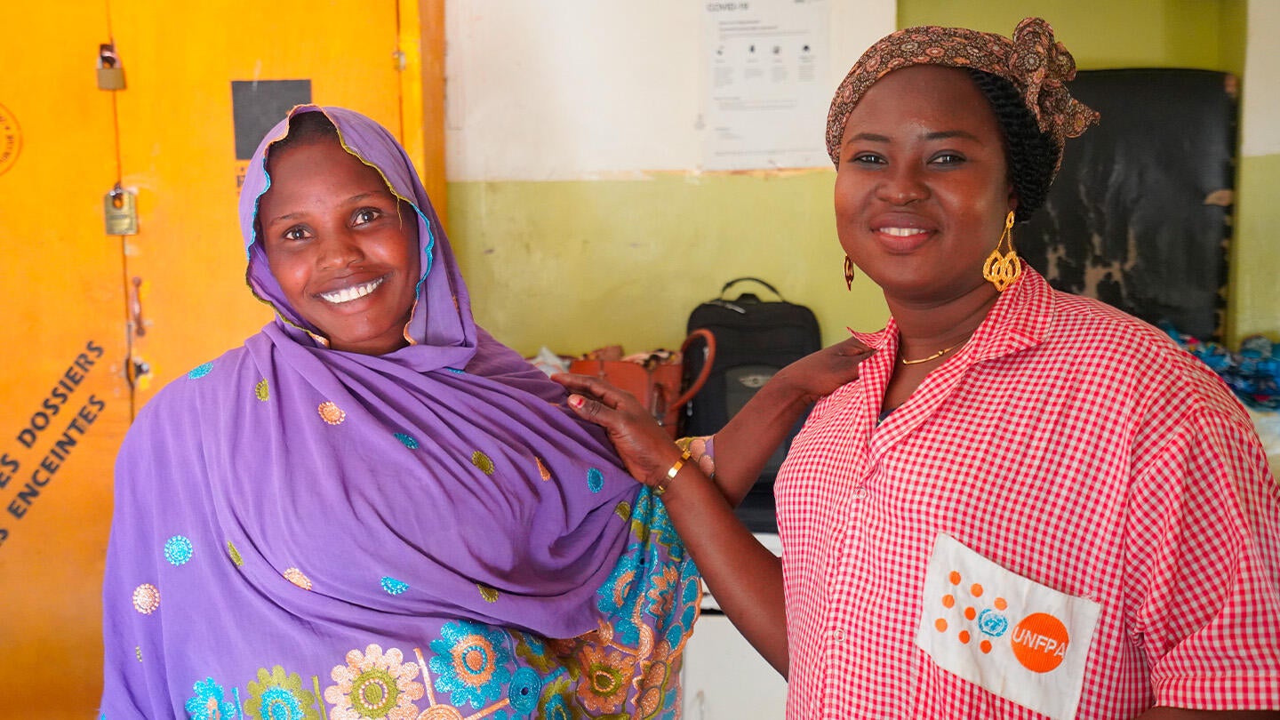 Souad, refugiée soudanaise dans le camp de Farchana à l'Est du Tchad en compagnie de Prisca, la Sage femme de UNFPA