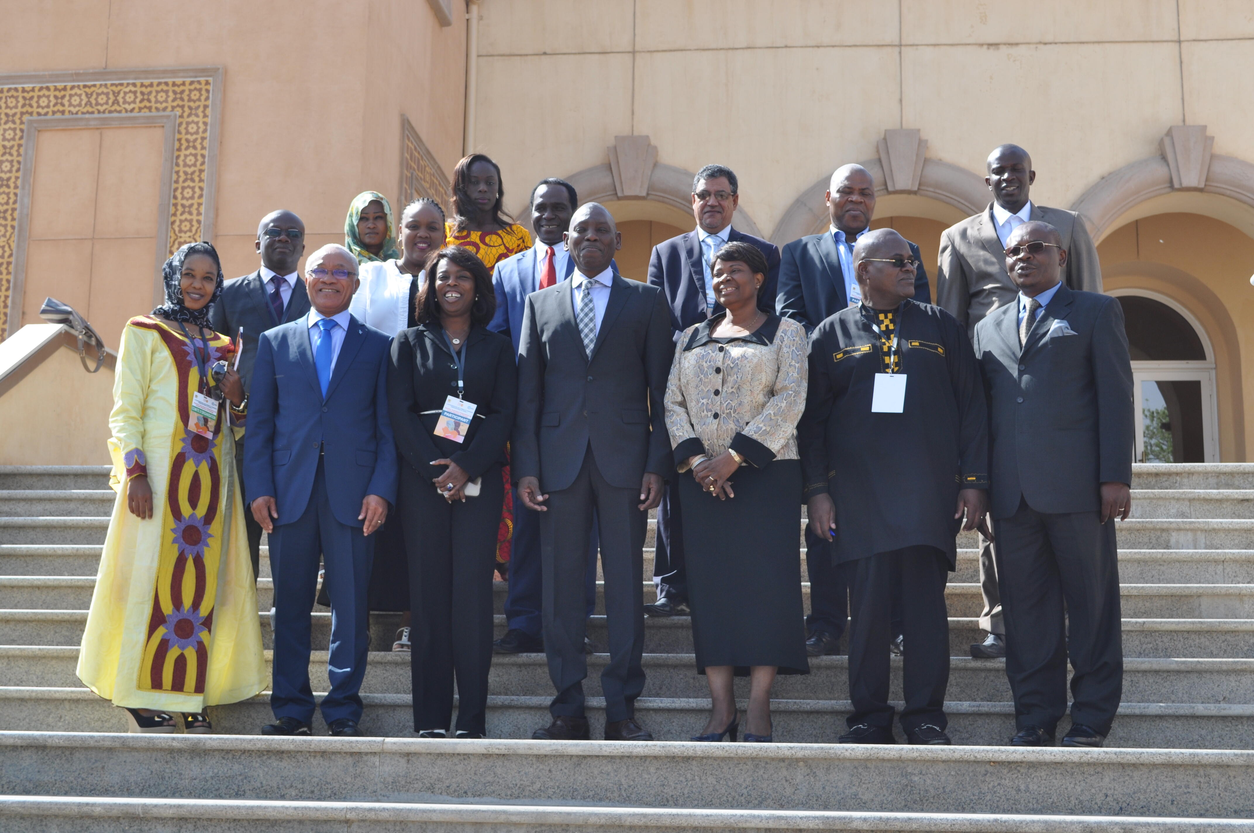 PHOTO DE FAMILLE AUTOUR DE MONSIEUR MABINGUE NGOM